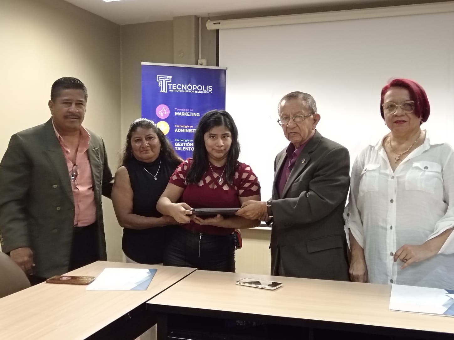 Entrega de laptops a estudiantes con capacidades especiales en el Instituto Superior Tecnológico Tecnópolis
